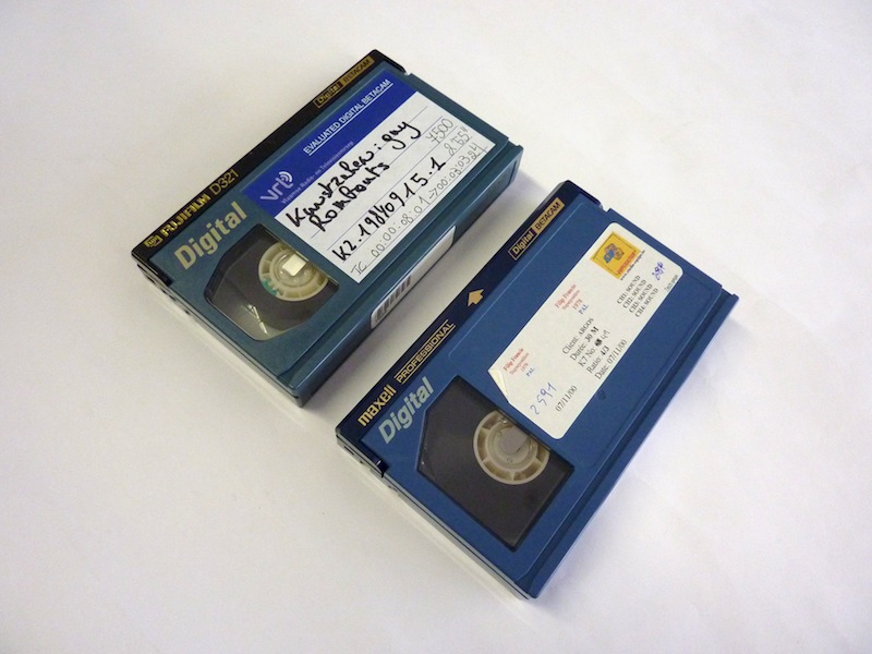 Twee verschillende Digitale Betacam tapes waarbij verschillende kleuren blauw gebruikt werd in hun plastic behuizing. Foto: PACKED vzw Twee verschillende Digitale Betacam tapes waarbij verschillende kleuren blauw gebruikt werd in hun plastic behuizing. Foto: PACKED vzw