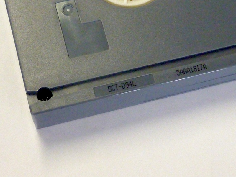 Gedrukt modelnummer op een Digtiale Betacam tape. Foto: PACKED vzw Gedrukt modelnummer op een Digtiale Betacam tape. Foto: PACKED vzw
