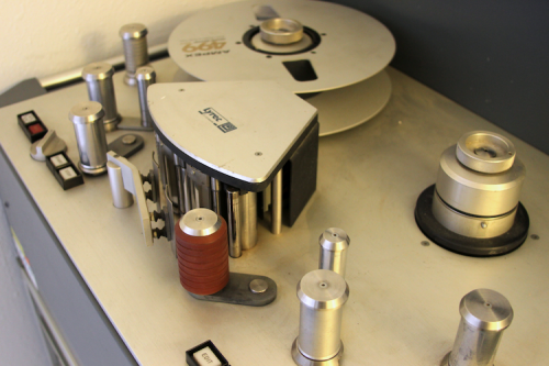 Een 2" tape op een recorder. Foto: Crcroth.