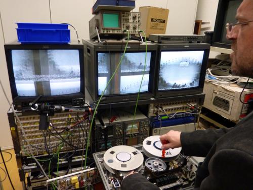 Johannes Gfeller explaining the functioning of a Philips EL 3402 1" video machine. Photo : PACKED vzw.