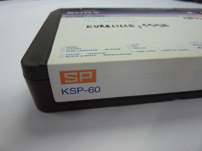 Een KSP-60 cassette uit de Sony U-matic SP tapereeks. Foto: PACKED vzw Een KSP-60 cassette uit de Sony U-matic SP tapereeks. Foto: PACKED vzw