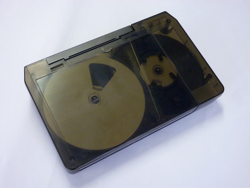Een U-matic tape met transparante behuizing. Foto: PACKED vzw Een U-matic tape met transparante behuizing. Foto: PACKED vzw